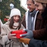 meisje is blij met een klein cadeau