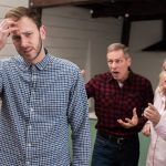 boos weglopen van schreeuwende mensen