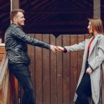 2 mensen geven elkaar een hand