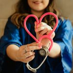 Zorgverlener houdt stethoscoop in hartvorm vast als symbool voor medische innovaties gezondheidszorg
