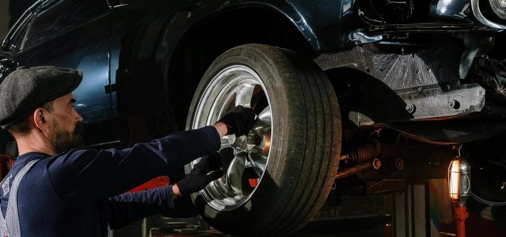 onderhoud aan auto in garage