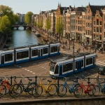 Vervoer in Amsterdam regelen met fietsparkeervakken en trams langs historische grachten